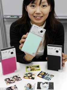 TOMY Xiaoâ„¢ TIP-521 Digital Camera com Built-in ZINK Printer