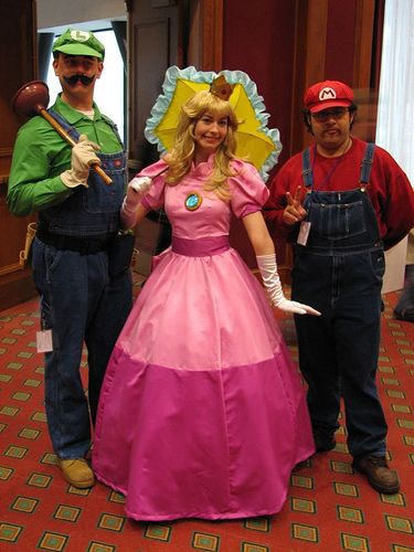 Peach, Luigi e Mario cosplay